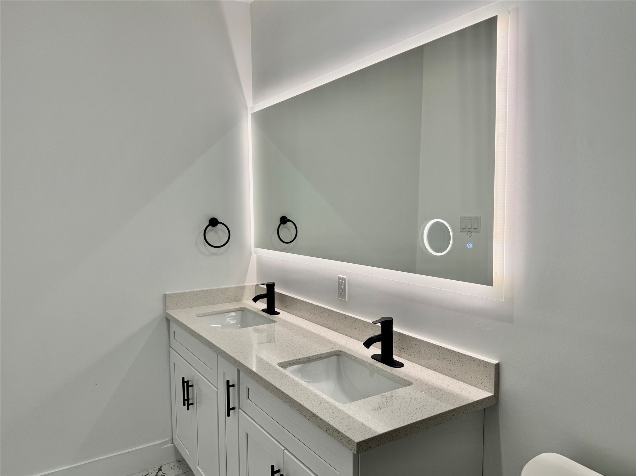 6926 Paris Street, Unit B Houston, TX 77021 - Photo 7 of 20 Dual vanities and modern backlit mirror