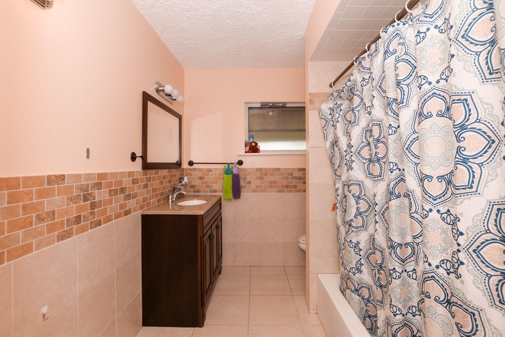 6105 Raintree Trail Fort Pierce, FL 34982 - Photo 10 of 35 Main Bathroom