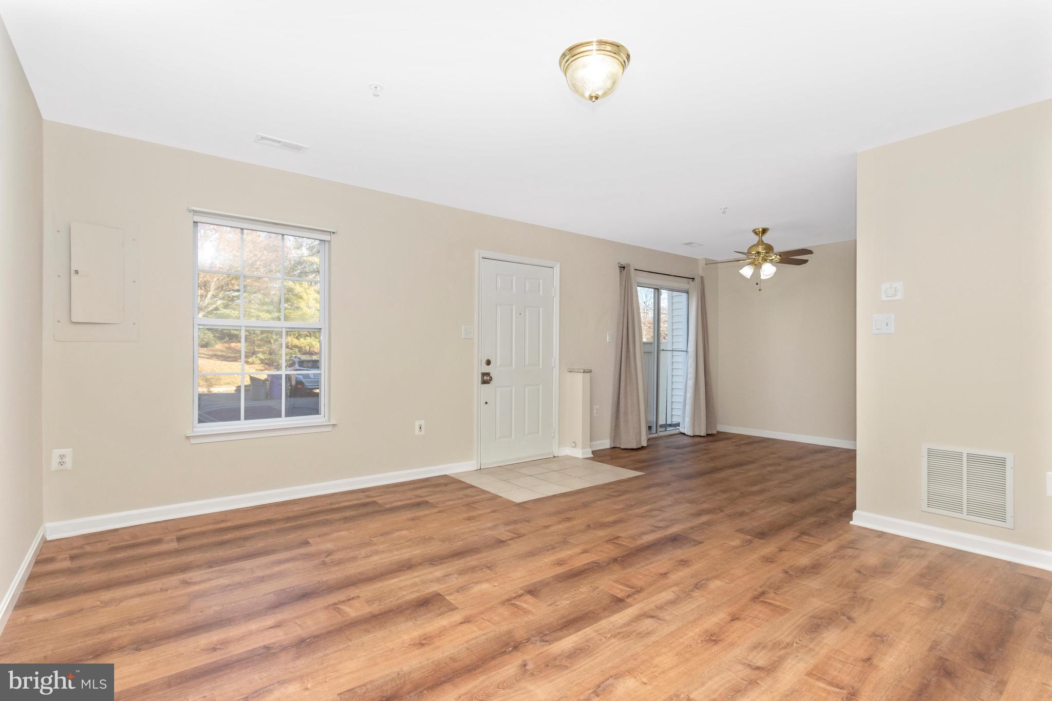 143 Heathfield Drive Frederick, MD 21702 - Photo 5 of 32 Living Room