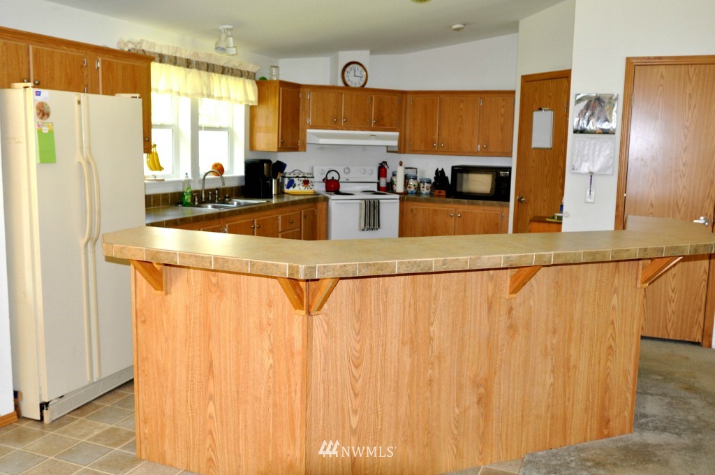 18923 Southeast May Valley Road Issaquah, WA 98027 - Photo 4 of 14