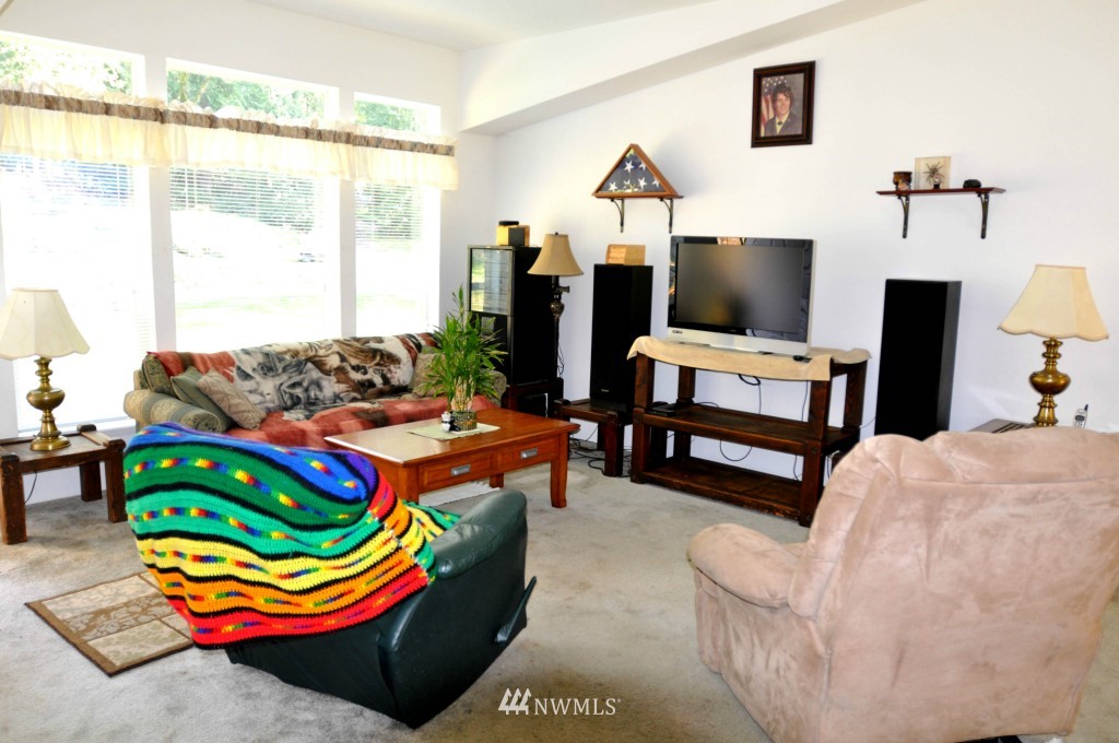 18923 Southeast May Valley Road Issaquah, WA 98027 - Photo 8 of 14
