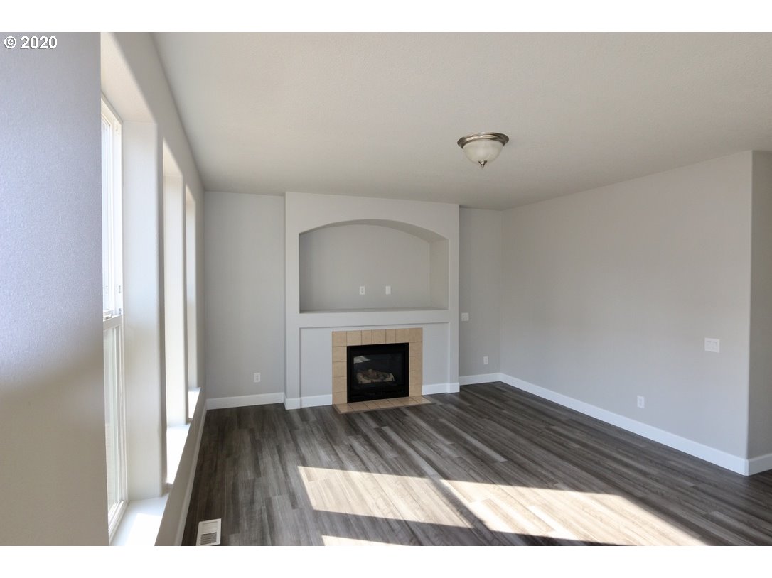 1986 Southwest 33rd Street Gresham, OR 97080 - Photo 13 of 32 a view of an empty room and wooden floor