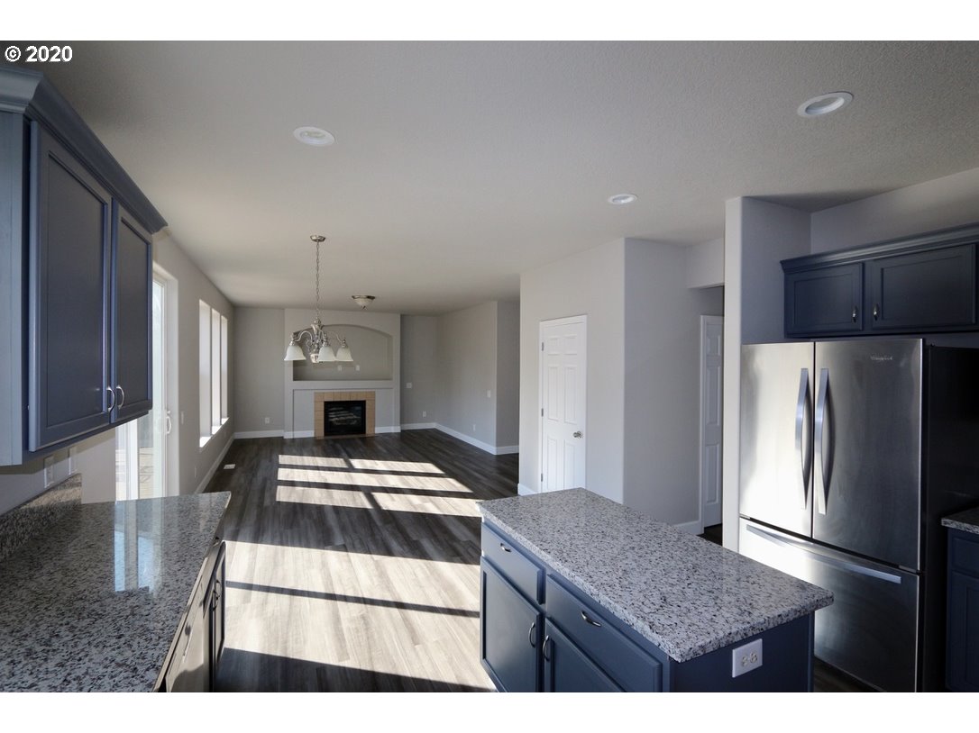 1986 Southwest 33rd Street Gresham, OR 97080 - Photo 14 of 32 a kitchen with refrigerator and stove