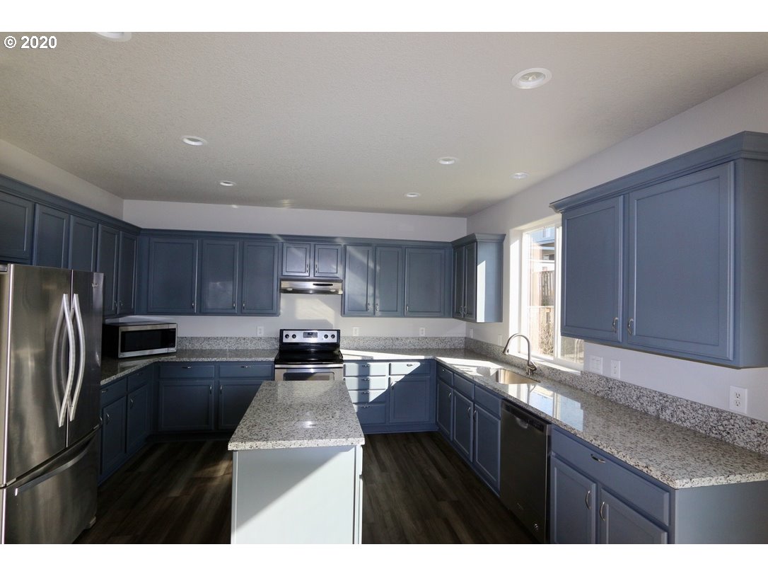 1986 Southwest 33rd Street Gresham, OR 97080 - Photo 17 of 32 a kitchen with refrigerator and window