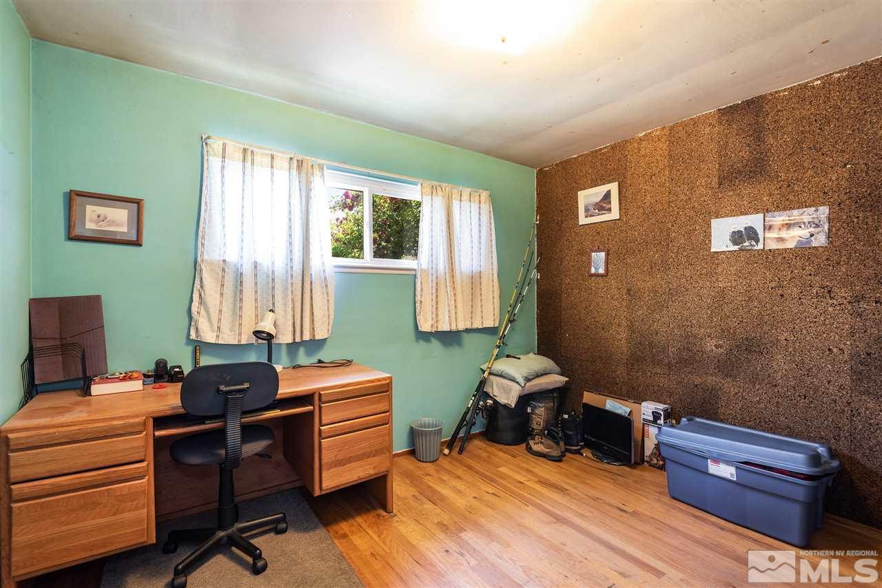 1555 Auburn Way Reno, NV 89502 - Photo 8 of 14 a room with furniture and a window