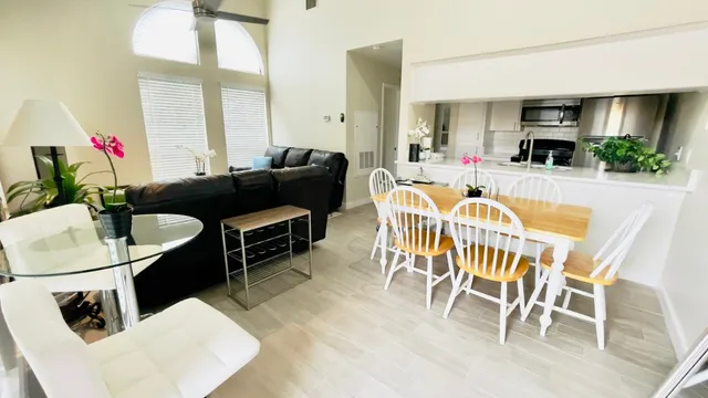 $2,500 | 2902 Cole Street, Unit 311, Austin, TX 78705