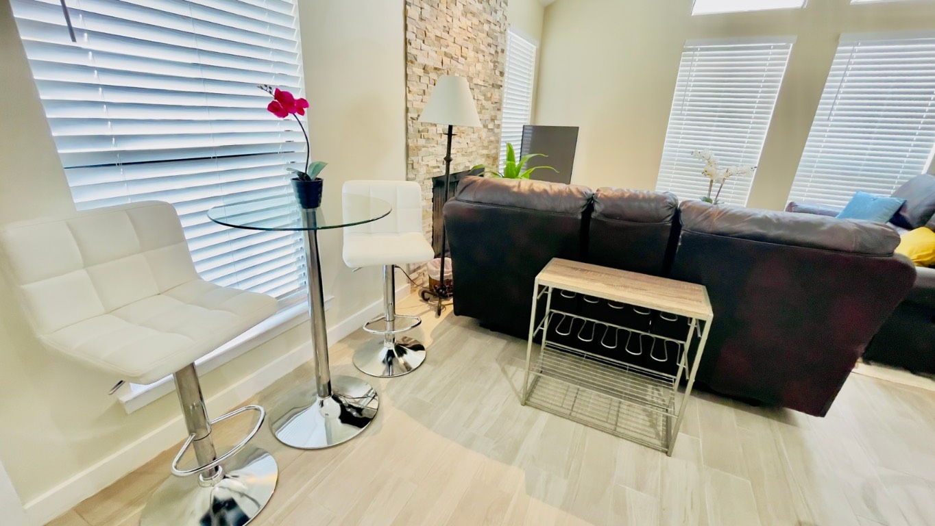 2902 Cole Street, Unit 311 Austin, TX 78705 - Photo 4 of 16 Living room with baseboards
