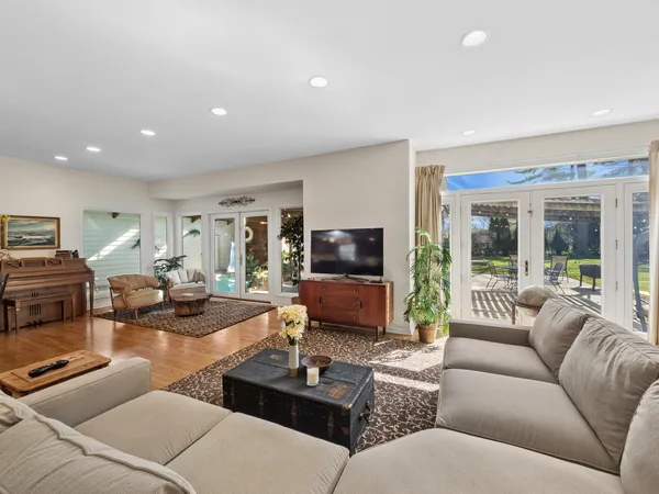 $1,630,000 | 819 South Beverly Lane, Arlington Heights, IL 60005