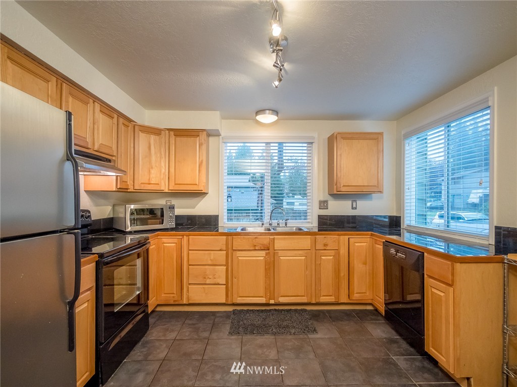 17528 20th Drive Southeast Bothell, WA 98012 - Photo 5 of 16 Gallery Image 5