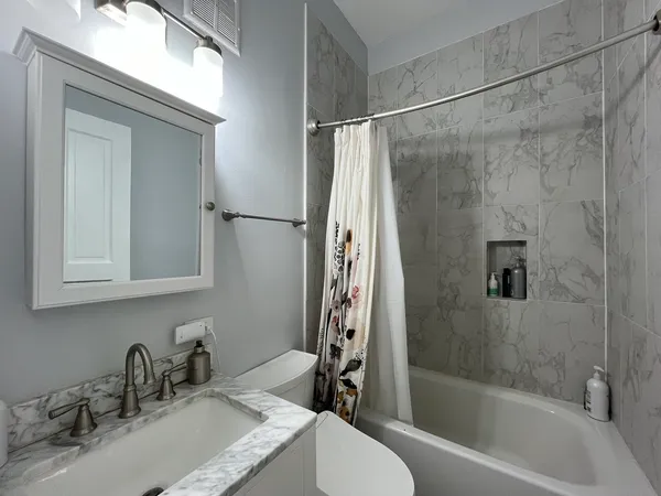 $3,600 | 1359 East 57th Street, Unit 1, Chicago, IL 60637