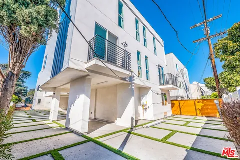 $3,208 | 1238 1/2 North Beachwood Drive, Los Angeles, CA 90038