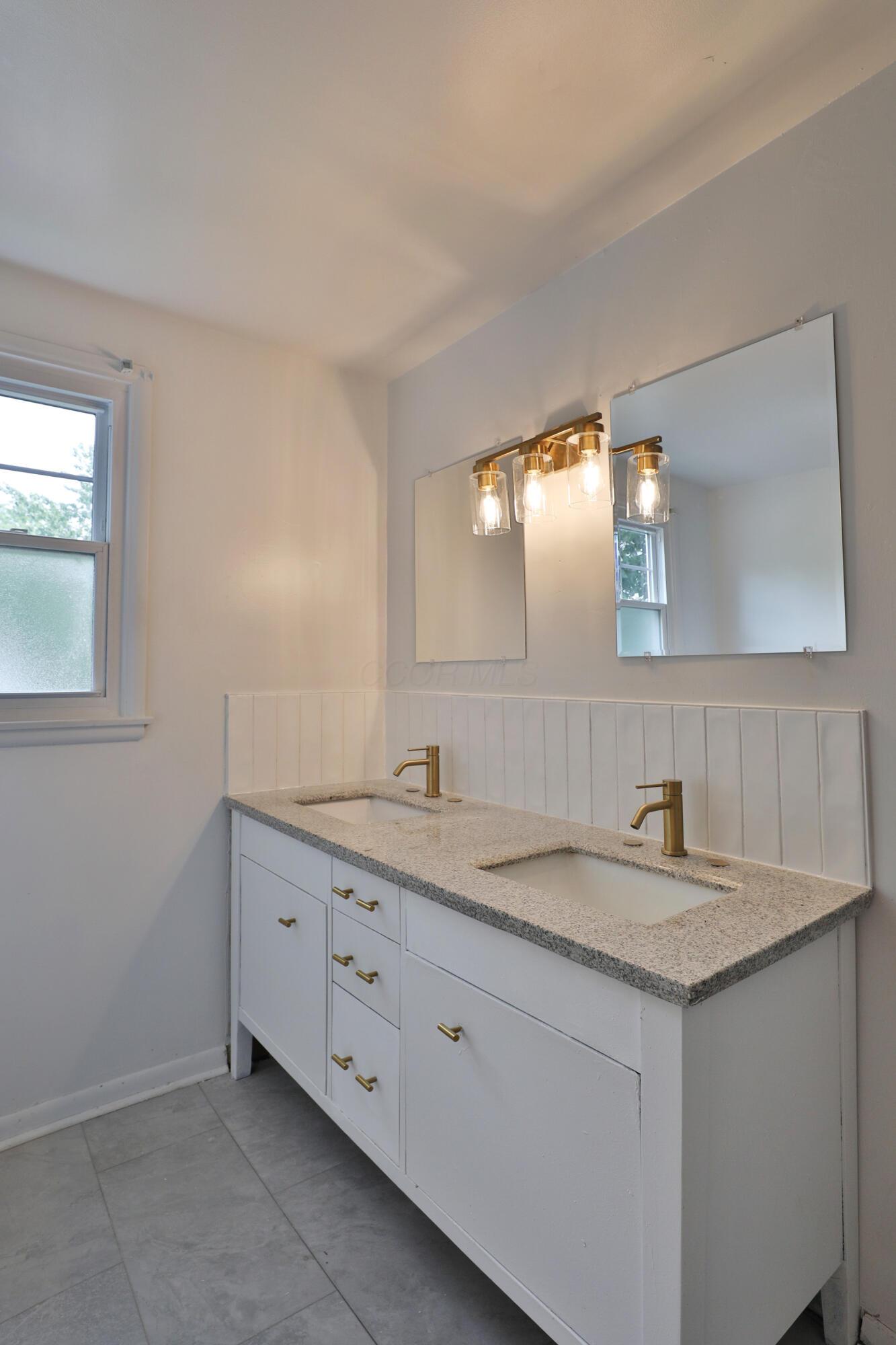 435 North Murray Hill Road Columbus, OH 43228 - Photo 23 of 33