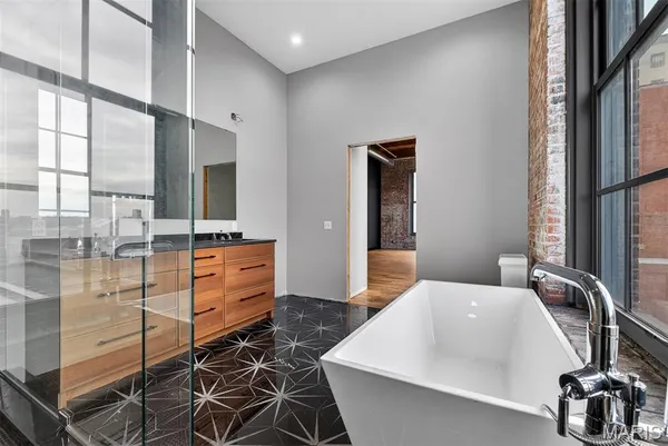 $3,950 | 2647 Locust Street, Unit 4F, St. Louis, MO 63103