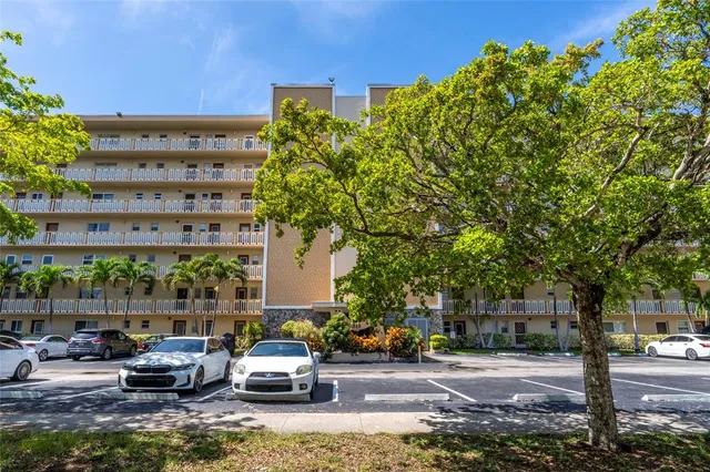 $2,200 | 319 Northeast 14th Avenue, Unit 705, Hallandale Beach, FL 33009