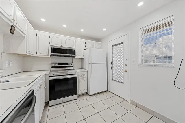 $2,200 | 319 Northeast 14th Avenue, Unit 705, Hallandale Beach, FL 33009