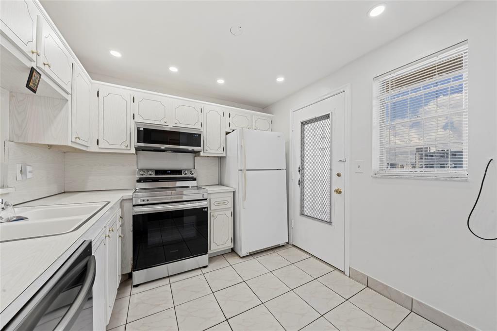 319 Northeast 14th Avenue, Unit 705 Hallandale Beach, FL 33009 - Photo 11 of 22