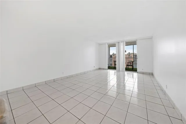 $2,200 | 319 Northeast 14th Avenue, Unit 705, Hallandale Beach, FL 33009