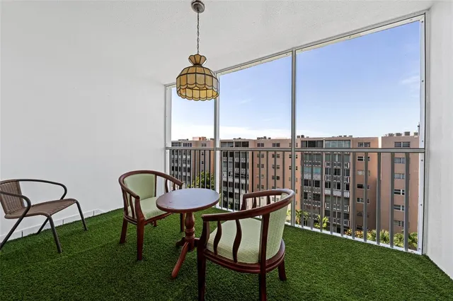 $2,200 | 319 Northeast 14th Avenue, Unit 705, Hallandale Beach, FL 33009