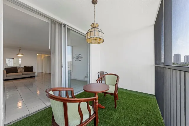 $2,200 | 319 Northeast 14th Avenue, Unit 705, Hallandale Beach, FL 33009