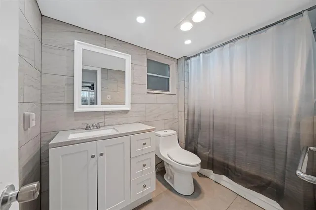 $2,200 | 319 Northeast 14th Avenue, Unit 705, Hallandale Beach, FL 33009