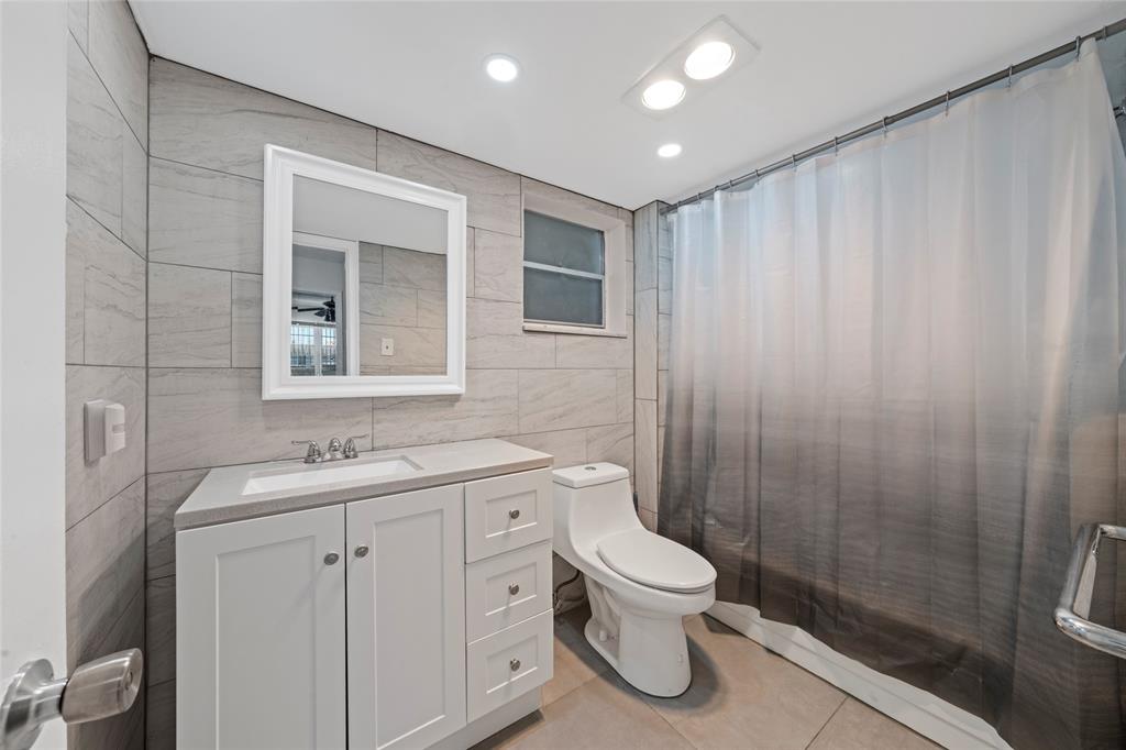 319 Northeast 14th Avenue, Unit 705 Hallandale Beach, FL 33009 - Photo 18 of 22