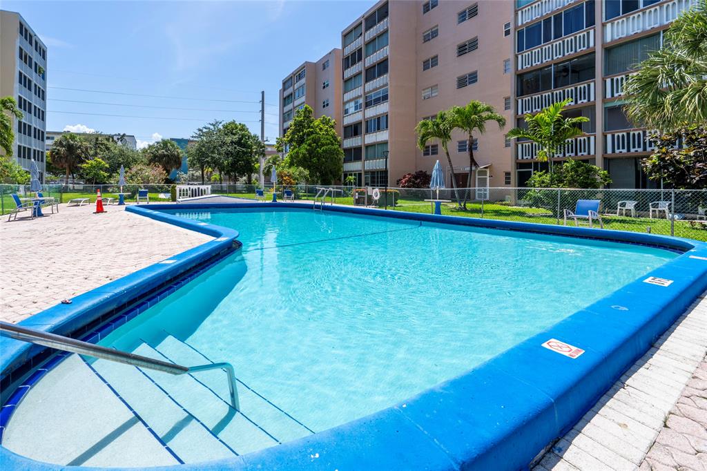 319 Northeast 14th Avenue, Unit 705 Hallandale Beach, FL 33009 - Photo 6 of 22