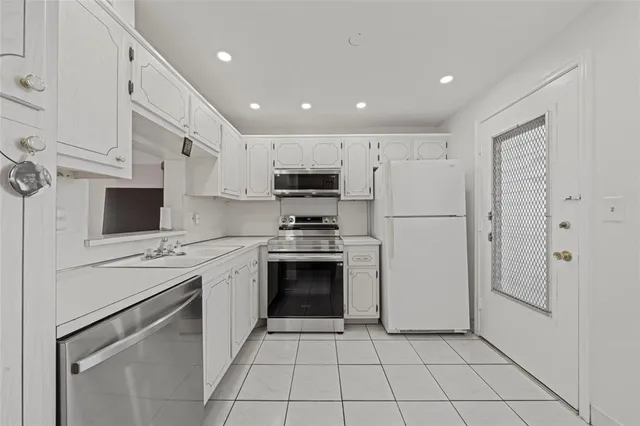 $2,200 | 319 Northeast 14th Avenue, Unit 705, Hallandale Beach, FL 33009