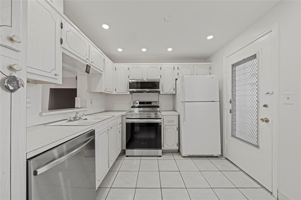 319 Northeast 14th Avenue, Unit 705 Hallandale Beach, FL 33009 - Photo 8 of 22