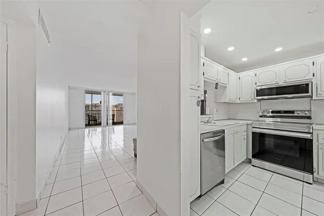 $2,200 | 319 Northeast 14th Avenue, Unit 705, Hallandale Beach, FL 33009