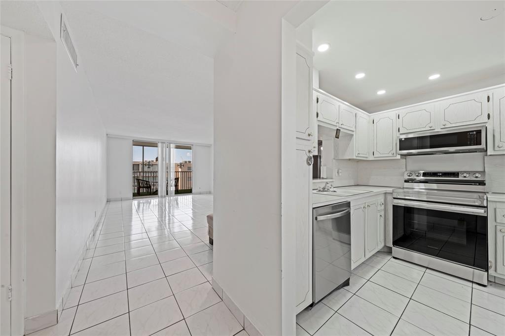 319 Northeast 14th Avenue, Unit 705 Hallandale Beach, FL 33009 - Photo 9 of 22