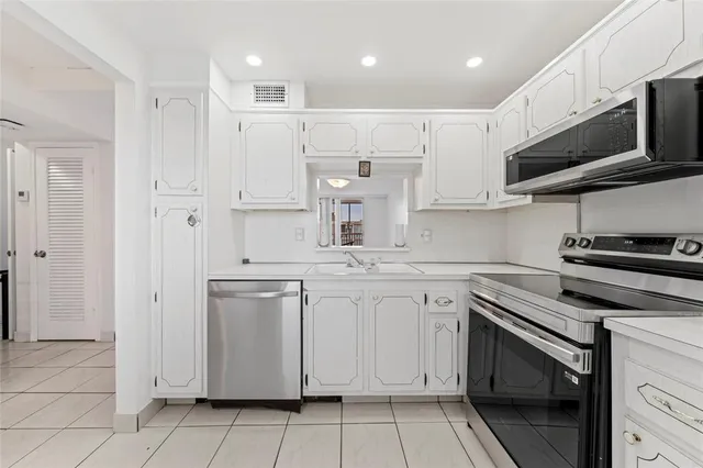 $2,200 | 319 Northeast 14th Avenue, Unit 705, Hallandale Beach, FL 33009