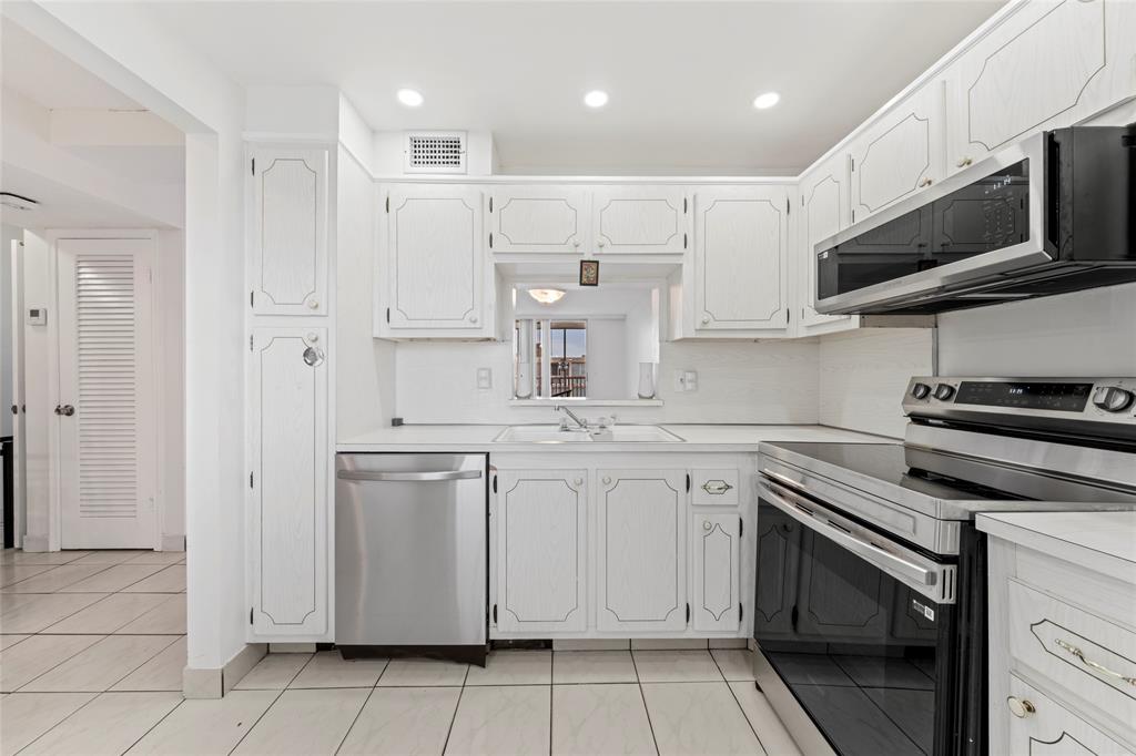 319 Northeast 14th Avenue, Unit 705 Hallandale Beach, FL 33009 - Photo 10 of 22