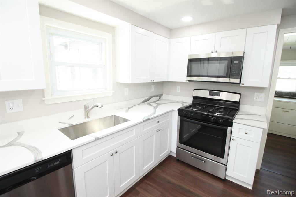 47841 Frederick Road Utica, MI 48317 - Photo 12 of 28