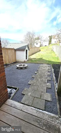 a view of entryway with a yard