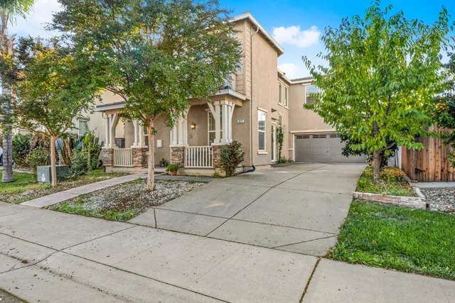 a view of a house with a backyard