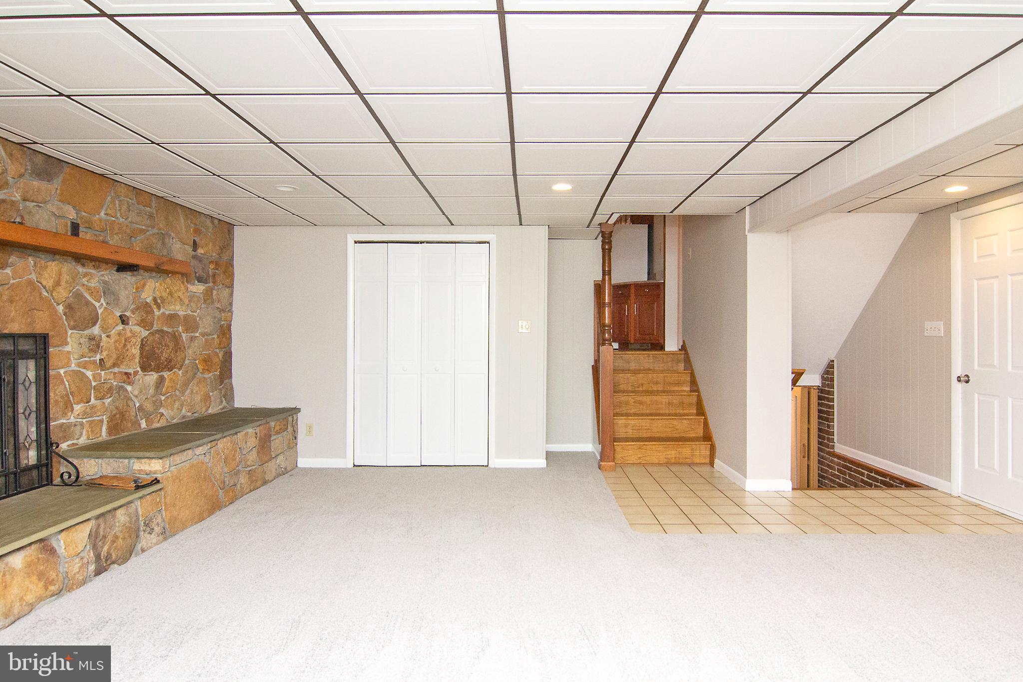 2840 Gillis Road Mount Airy, MD 21771 - Photo 4 of 37 Huge family room with stone accent wall