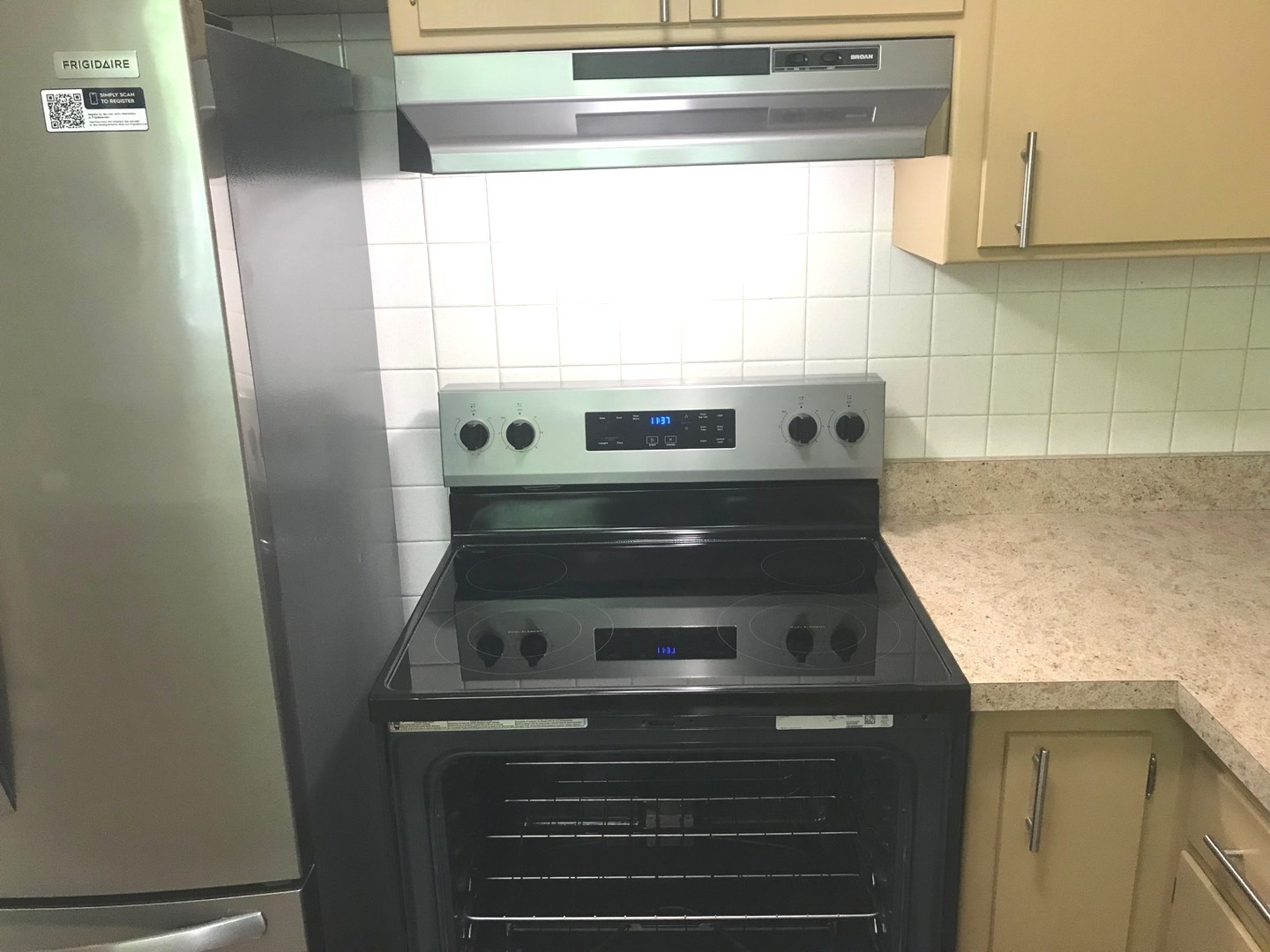 725 Busse Highway, Unit 10 Park Ridge, IL 60068 - Photo 29 of 37 a close view of stove