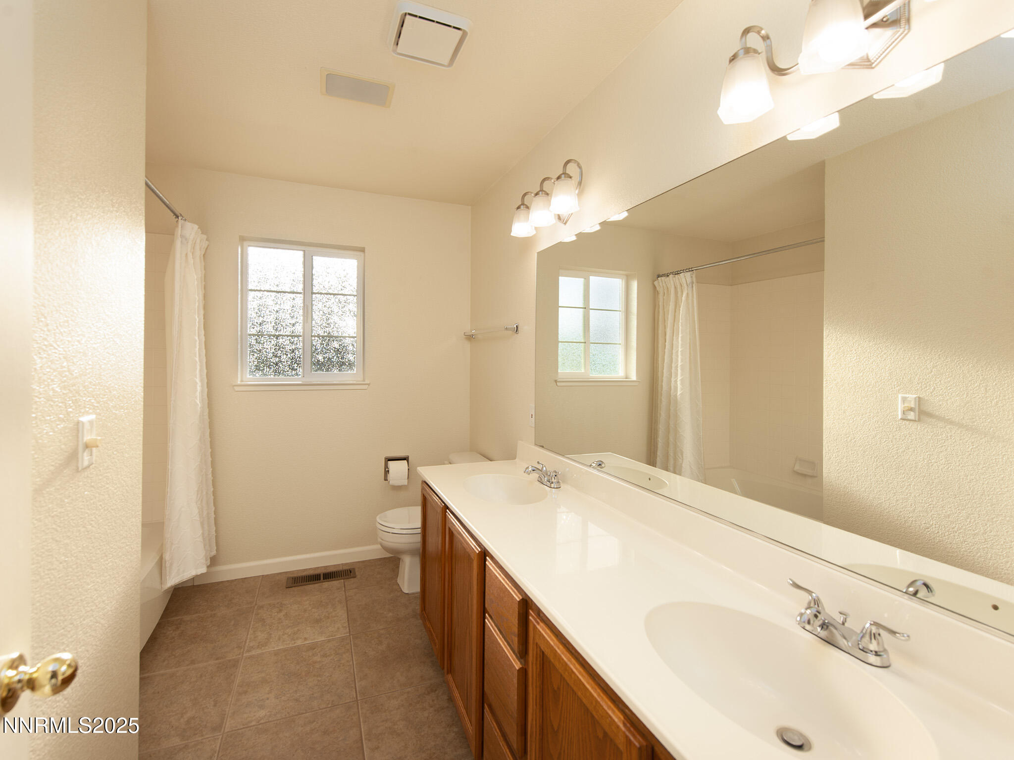 25 Nives Court Sparks, NV 89441 - Photo 28 of 67 bath hall