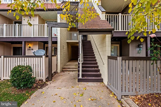 a view of a entrance of the house
