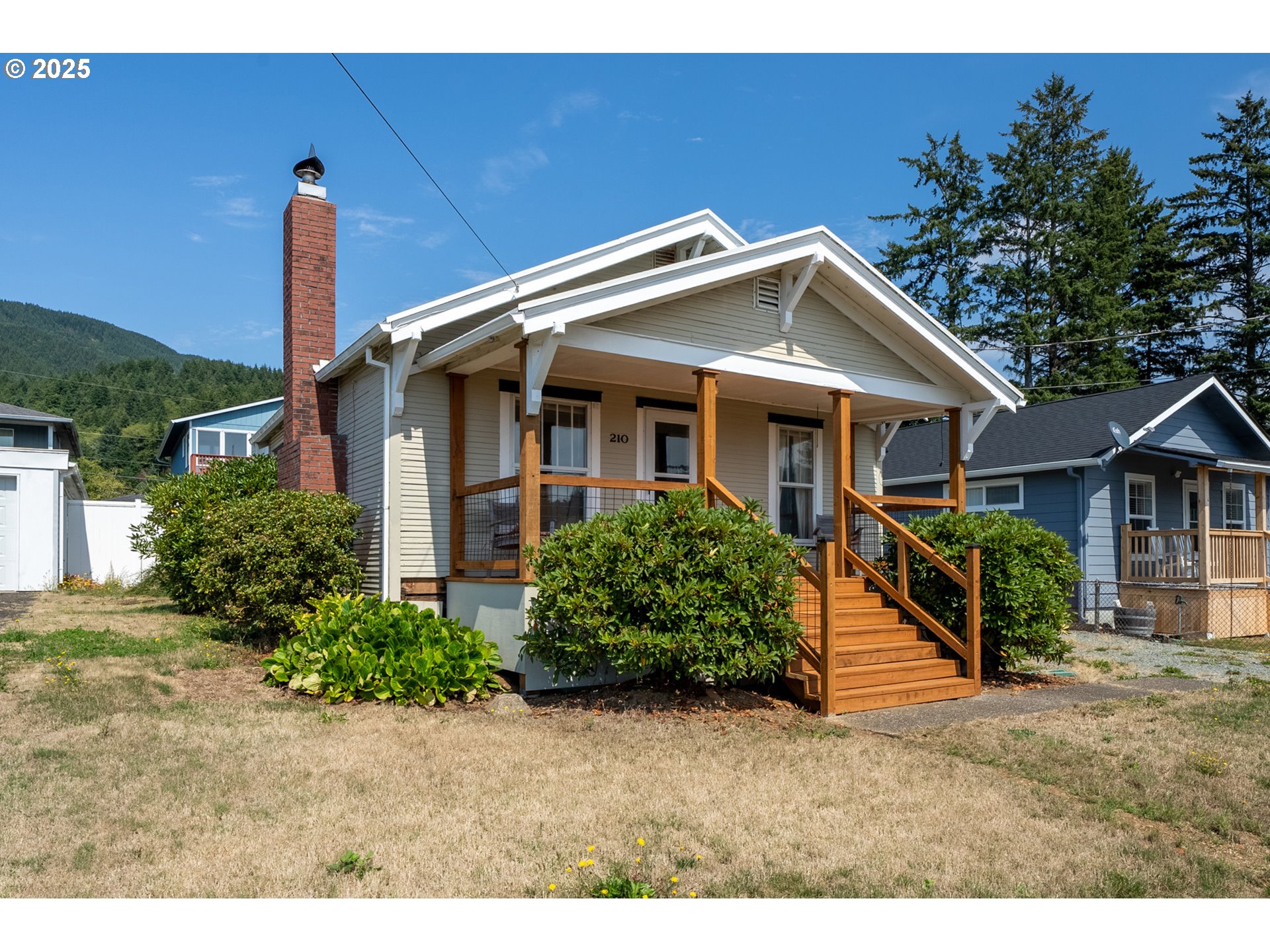 210 Cypress Avenue Garibaldi, OR 97118 - Photo 3 of 29