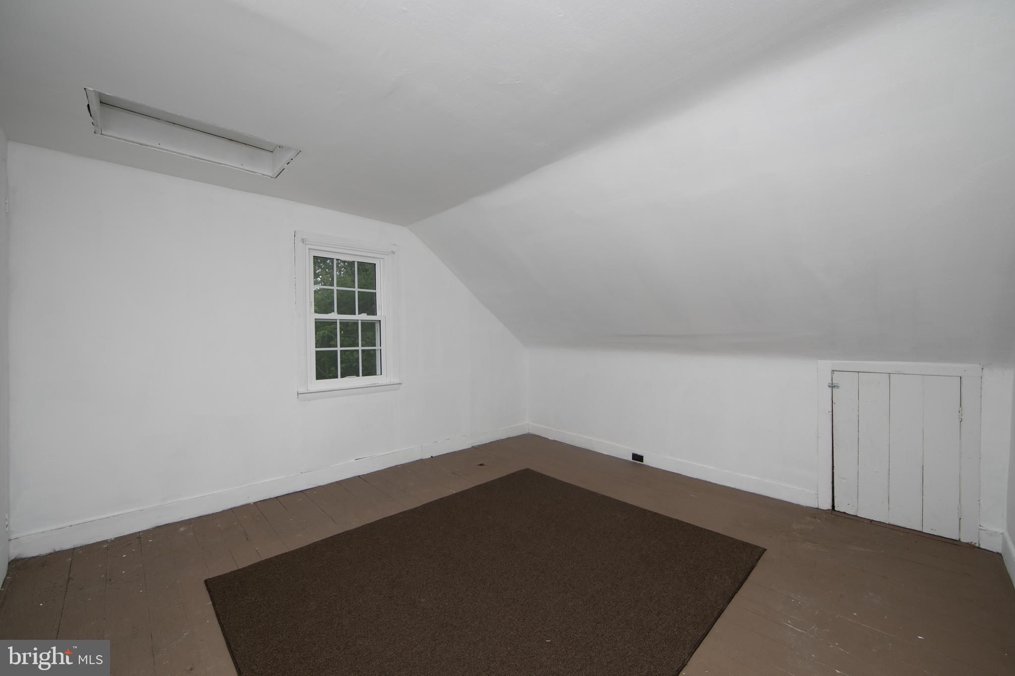 86 Kansas Road Pennsville, NJ 08070 - Photo 33 of 46 an empty room with a window