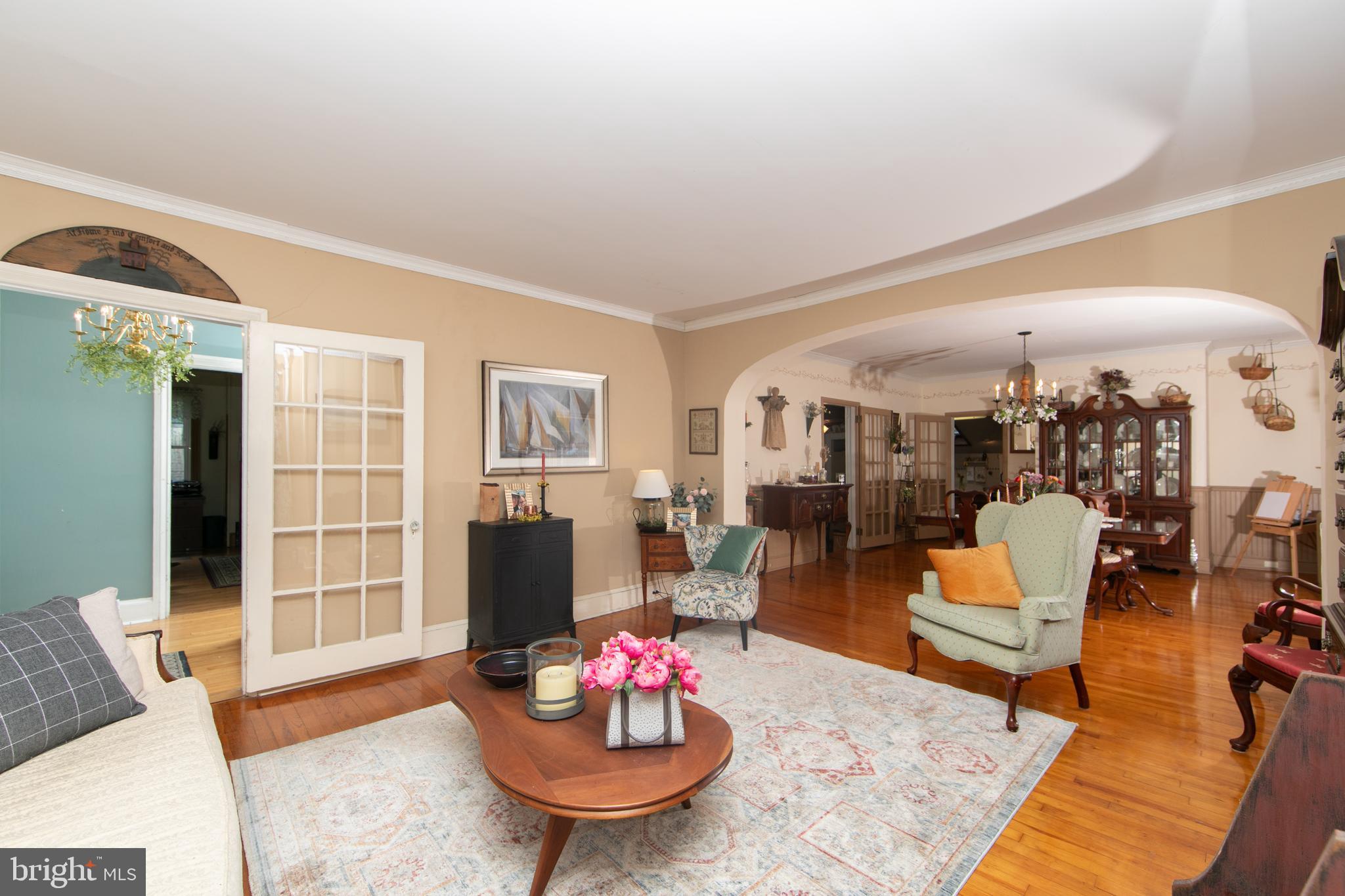 86 Kansas Road Pennsville, NJ 08070 - Photo 5 of 46 a living room with furniture and dining table