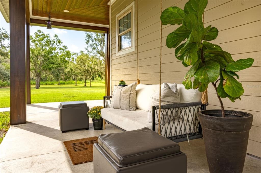 11720 Darsey Road Parrish, FL 34219 - Photo 8 of 60 a living room with patio furniture and a potted plant
