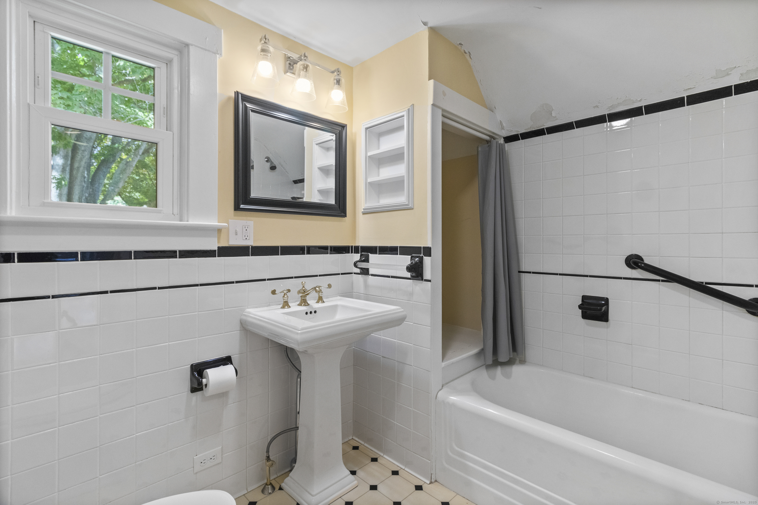 587 Taugwonk Road Stonington, CT 06378 - Photo 32 of 38 a bathroom with a sink mirror toilet and bathtub