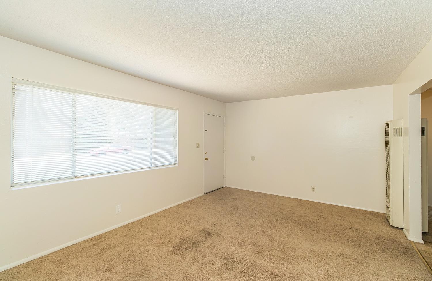 902 Music Avenue Clovis, CA 93612 - Photo 4 of 21 an empty room with a window