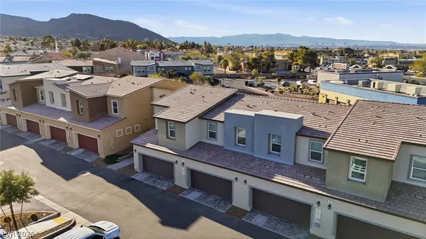 $300,000 | 554 Foothill Cove Lane, Henderson, NV 89002