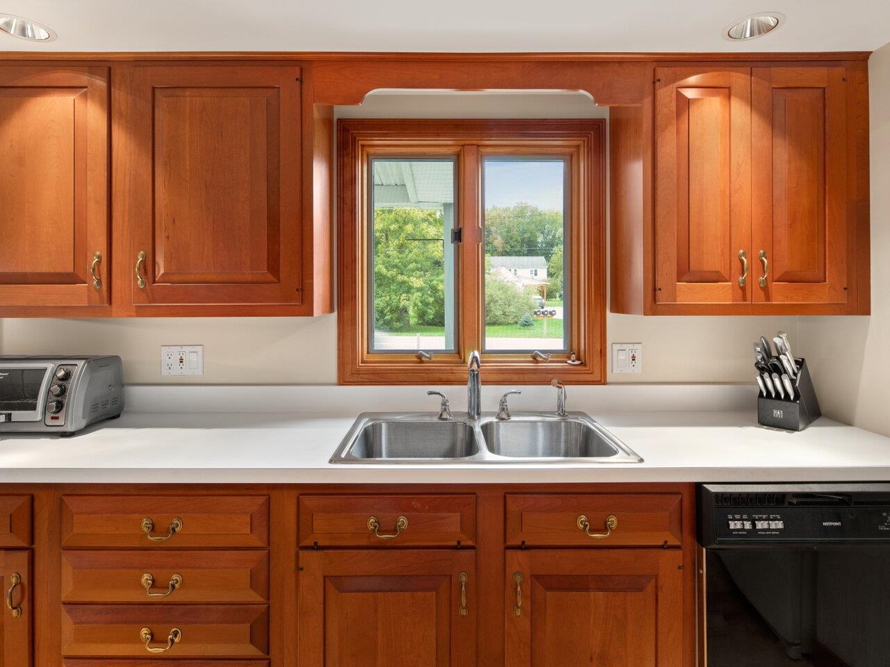 651 Falls Road Shelburne, VT 05482 - Photo 11 of 40 Gallery Image 11