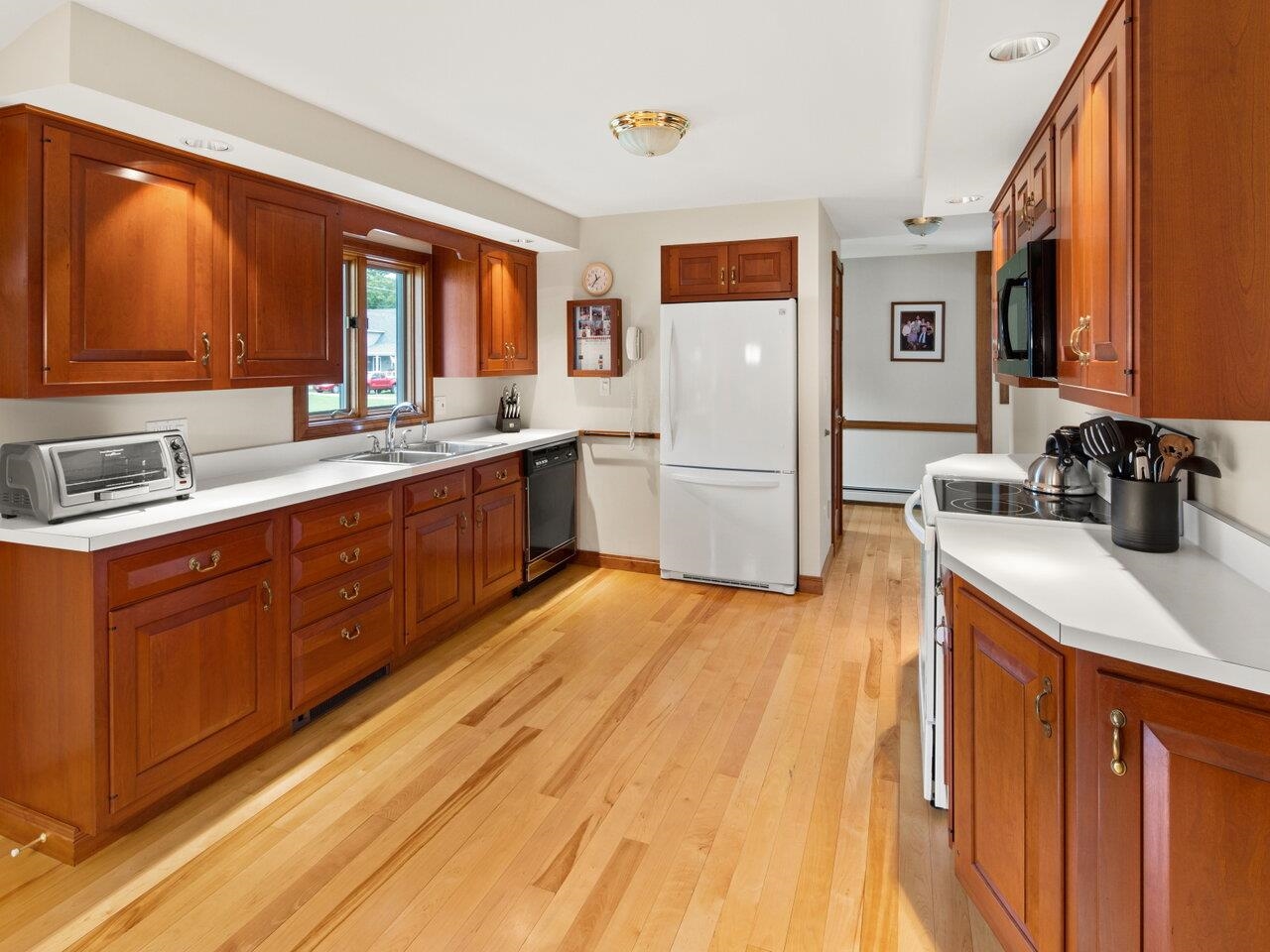 651 Falls Road Shelburne, VT 05482 - Photo 9 of 40 Gallery Image 9