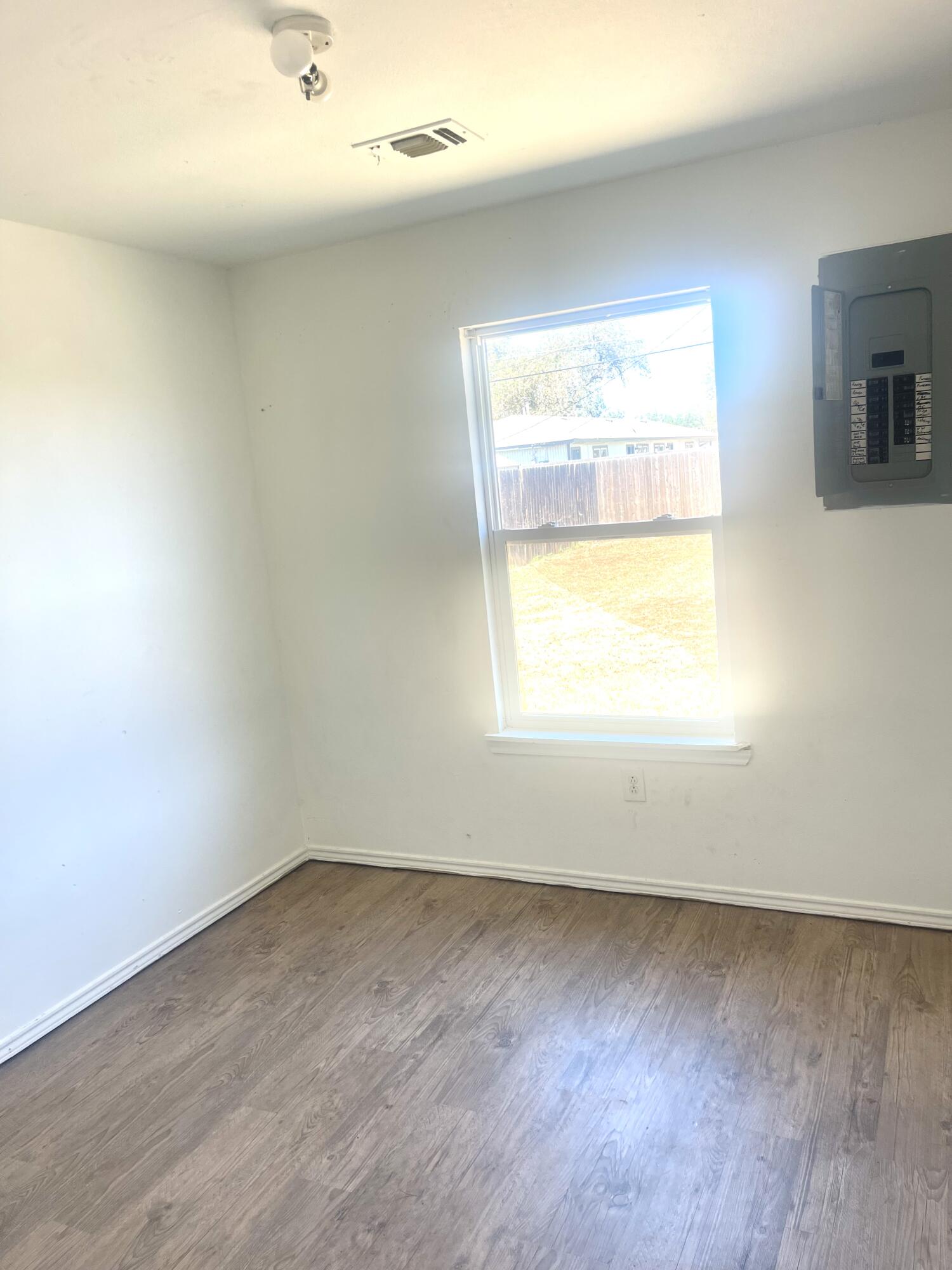 602 43rd Street Lubbock, TX 79404 - Photo 8 of 8 an empty room with a window