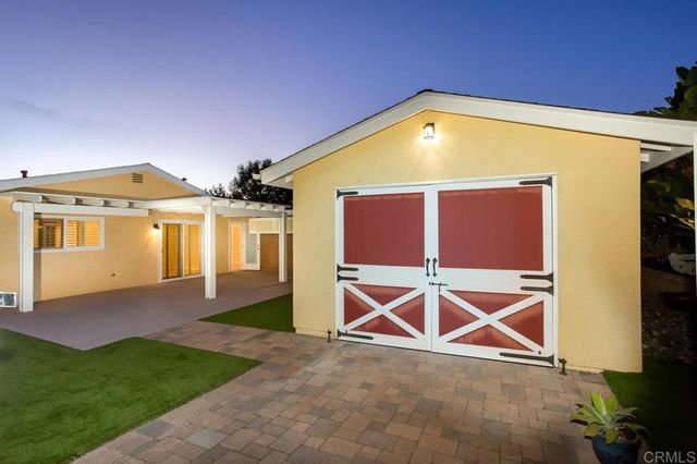 a view of front of house with yard